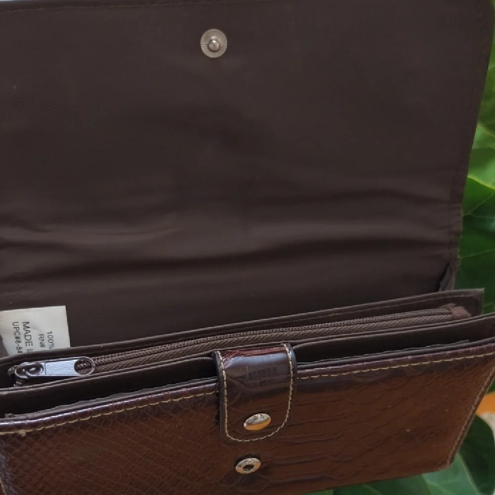 Elegant Brown Leather Clutch - Picture 4 of 10